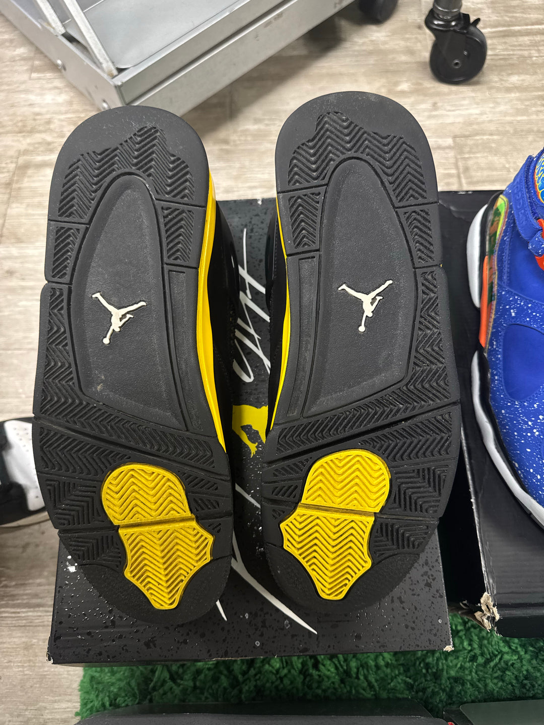 Jordan 4 Retro Thunder (2023) USED