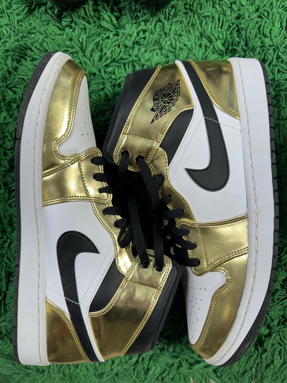 Jordan 1 Mid Metallic Gold Black White USED